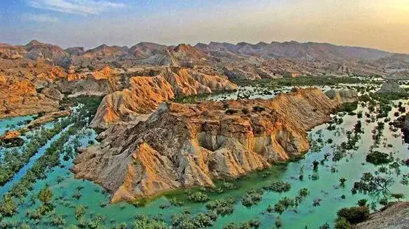 این سد پس از بارش‌ها ترک برداشت/هشدار نسبت به نشتی آب از بدنه سد 