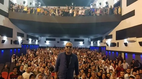 حضور مهران مدیری در میان تماشاگران فیلم ساعت ٥ عصر در اکران مردمی + فیلم