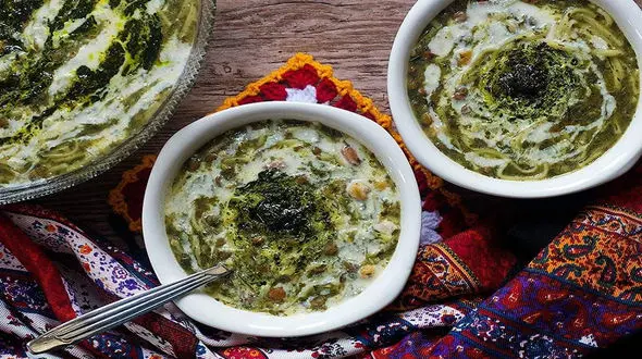 تهیه آش اسفناج برای روزهای سرد پاییزی+دستور پخت