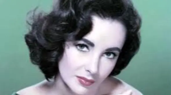 سفر در زمان/ «الیزابت تیلور» در حال قدم زدن در خیابان های شیراز/ سال 55