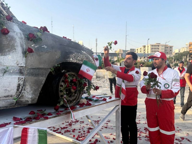 گلباران آمبولانس شهداى امددگر هلال احمر در میدان هفتم تیر تهران (1)