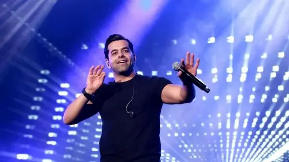 فیلم آواز احساسی و اطواری رضا بهرام  ! / با خواندن باشکوه آهنگ گل عشق همه به وجد آمدند !