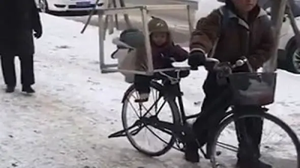 اقدام جالب پیرمرد شاغل برای نگه داری از نوه اش+فیلم