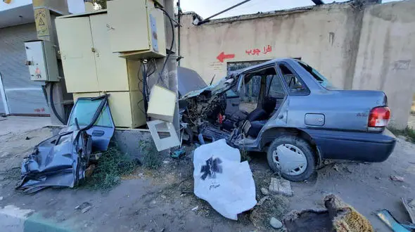 فیلم / تصادف مرگبار پراید با تیر برق در محمدشهر البرز + تصاویر دلخراش