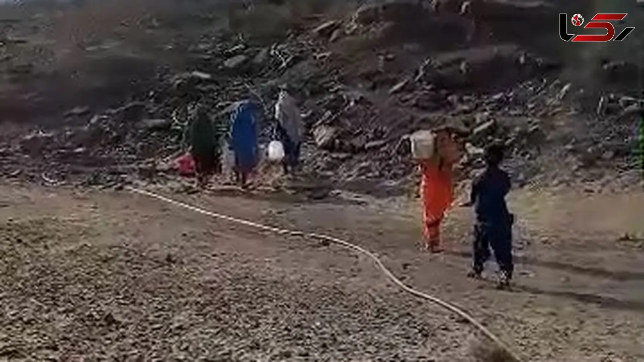 ۴۰ متر فاصله تا پایان حمل دستی آب در لیردف در جنوب شرقی بندرعباس/ اهالی منطقه از خیران کمک خواستند  + فیلم