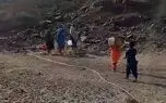 ۴۰ متر فاصله تا پایان حمل دستی آب در لیردف در جنوب شرقی بندرعباس/ اهالی منطقه از خیران کمک خواستند  + فیلم