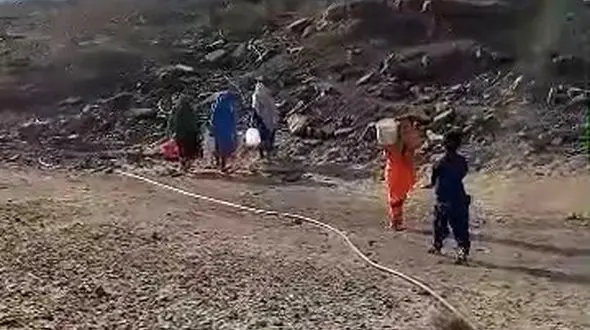 ۴۰ متر فاصله تا پایان حمل دستی آب در لیردف در جنوب شرقی بندرعباس/ اهالی منطقه از خیران کمک خواستند  + فیلم