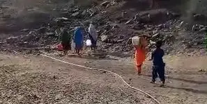 ۴۰ متر فاصله تا پایان حمل دستی آب در لیردف در جنوب شرقی بندرعباس/ اهالی منطقه از خیران کمک خواستند  + فیلم