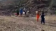 ۴۰ متر فاصله تا پایان حمل دستی آب در لیردف در جنوب شرقی بندرعباس/ اهالی منطقه از خیران کمک خواستند  + فیلم