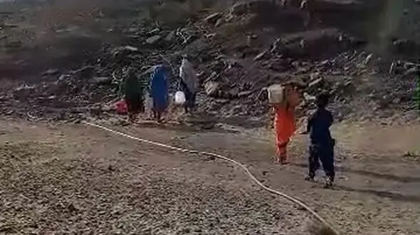۴۰ متر فاصله تا پایان حمل دستی آب در لیردف در جنوب شرقی بندرعباس/ اهالی منطقه از خیران کمک خواستند  + فیلم