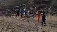 ۴۰ متر فاصله تا پایان حمل دستی آب در لیردف در جنوب شرقی بندرعباس/ اهالی منطقه از خیران کمک خواستند  + فیلم