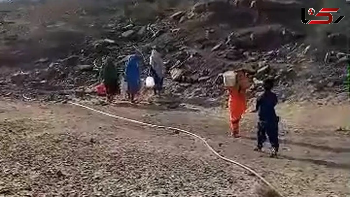 ۴۰ متر فاصله تا پایان حمل دستی آب در لیردف در جنوب شرقی بندرعباس/ اهالی منطقه از خیران کمک خواستند  + فیلم