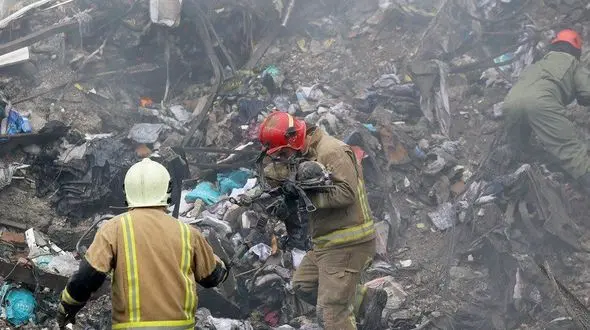 کشف نشانه هایی از آتش نشانان در میان11 هزار تن نخاله پلاسکو