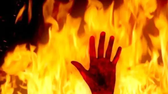 زنده زنده سوزاندن یک مرد فقط برای ترساندن ! / مرگ قاتل در زندان !