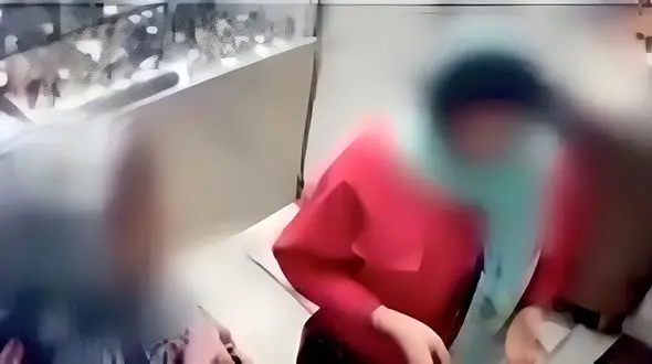 این 2 دختر سارق را می شناسید ! + فیلم لحظه سرقت از ساعت فروشی !