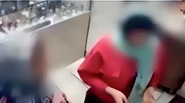 این 2 دختر سارق را می شناسید ! + فیلم لحظه سرقت از ساعت فروشی !