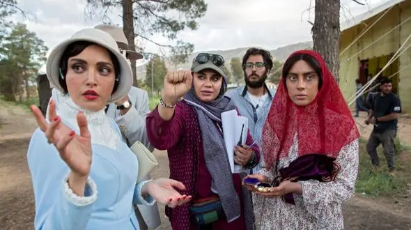 کیهان: دست اندرکاران سریال سووشون با قراردادن صحنه های غیراخلاقی، کاری کردند که توقیف شان کنند و بعدا همین توقیف باعث تبلیغ شان شود و بیشتر بفروشند