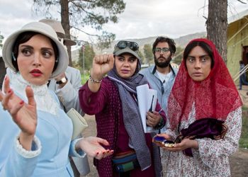 کیهان: دست اندرکاران سریال سووشون با قراردادن صحنه های غیراخلاقی، کاری کردند که توقیف شان کنند و بعدا همین توقیف باعث تبلیغ شان شود و بیشتر بفروشند