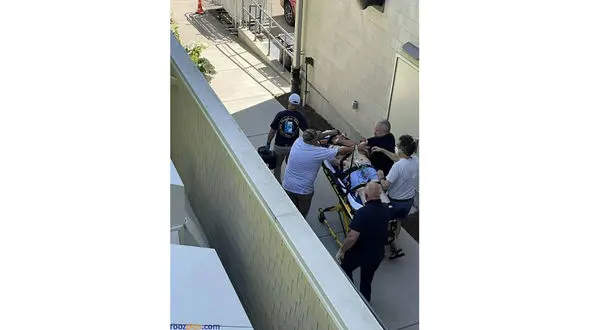 وخامت حال سلمان رشدی بعد از حمله با چاقو + عکس 