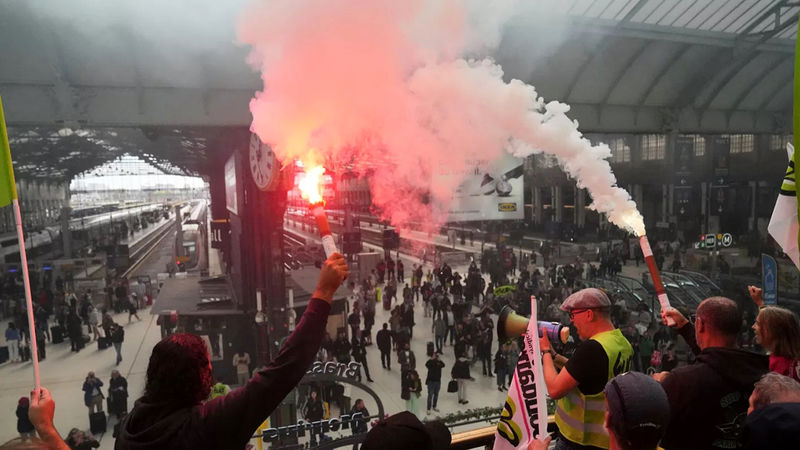 Strike-France-thousands-protests1