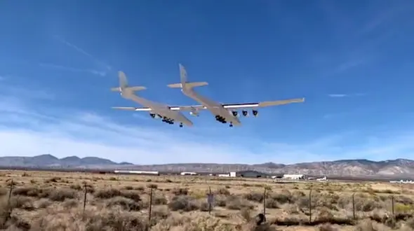 اولین پرواز بزرگترین هواپیمای جهان + فیلم