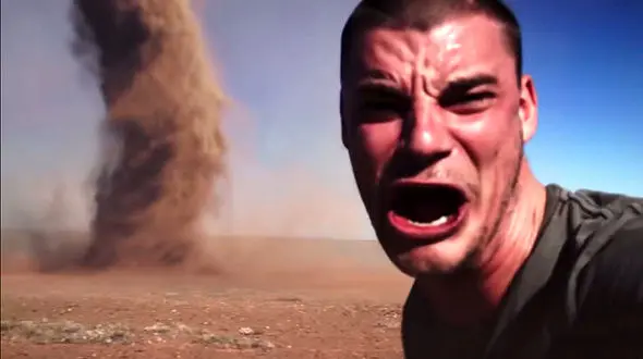 فیلم و عکس سلفی پسری که با گردباد کویری سر شاخ شد