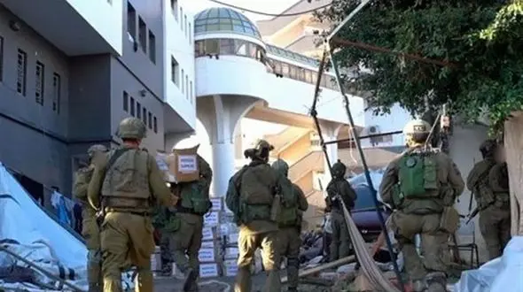  عقب‌نشینی اشغالگران از مجتمع شفاء بعد از به آتش‌کشیدن آن / صدها جسد سوخته شهدا در اطراف بیمارستان شفاء روی زمین مانده است