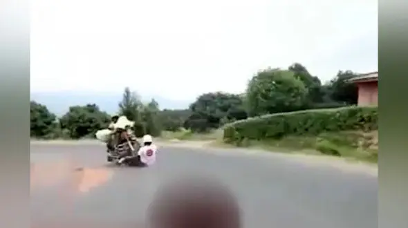 تصادف وحشتناک اسکیت سوار با موتورسیکلت در جاده بیرون شهر + فیلم