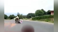 تصادف وحشتناک اسکیت سوار با موتورسیکلت در جاده بیرون شهر + فیلم