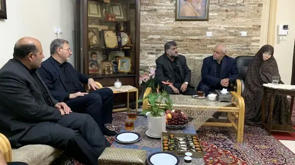 ملاقات معاون رئیس‌جمهوری با مادر شهیدان باقری