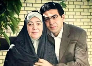 عکس/ غصه و دلتنگی فرزاد حسنی مجری کاربلد ایرانی برای مادر فوت شده‌اش در شب احیا/ چه متن زیبایی براش نوشته