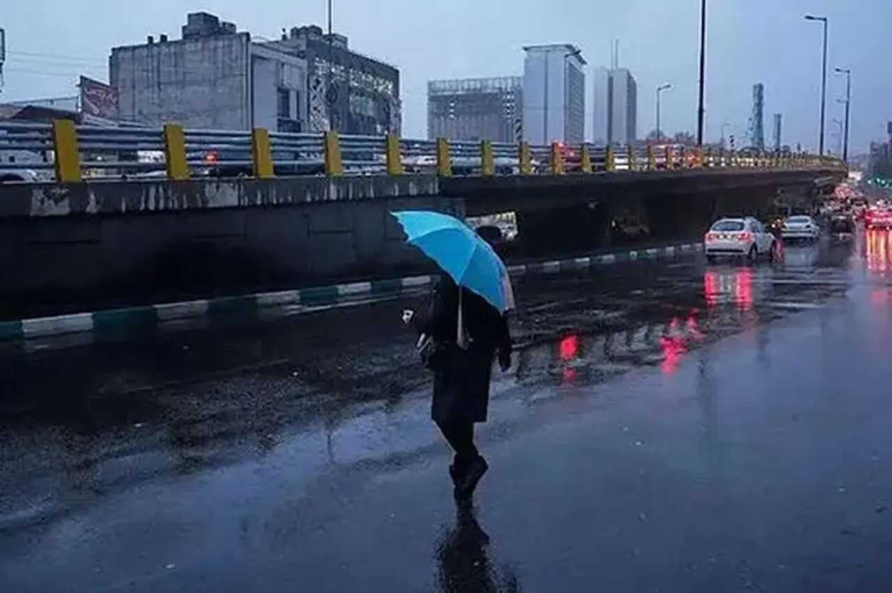 ادامه بارندگی در تهران؛ چترها را آماده کنید