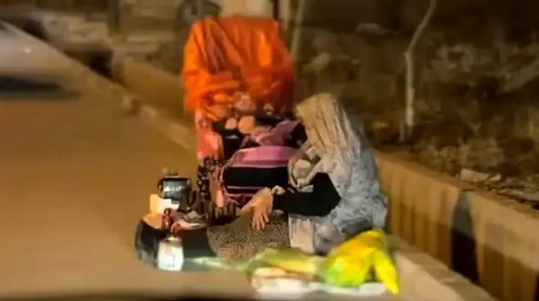 فیلم لرزیدن زن بی خانمان ارومیه‌ای در خیابان / بهزیستی: دنبالش رفتیم ولی او را پیدا نکردیم + فیلم