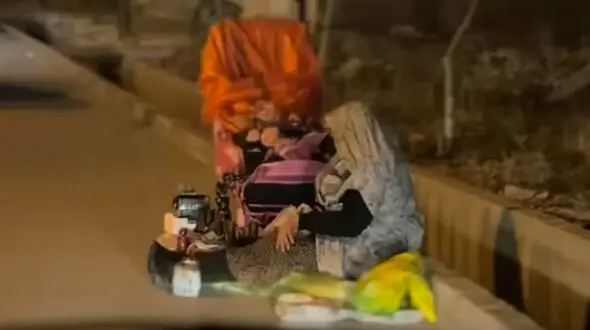 فیلم لرزیدن زن بی خانمان ارومیه‌ای در خیابان / بهزیستی: دنبالش رفتیم ولی او را پیدا نکردیم + فیلم