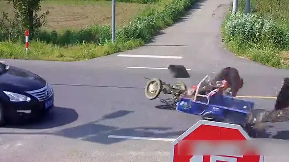 طناب سرگردان یک کامیون حادثه عجیبی را رقم زد+ فیلم