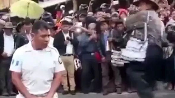 شلاق خوردن یک مقام دولتی در ملأ عام + فیلم