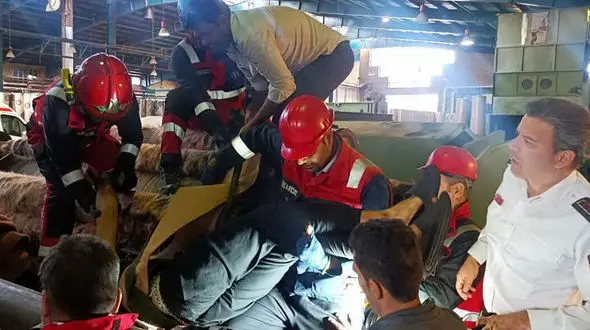 چرخ شدن دست کارگر جوان در دستگاه غلتک موکت سازی در مشهد + عکس و جزییات