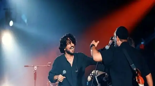 فیلم آواز باشکوه عرفان طهماسبی !  / در کنسرتش همه به رقص افتادند !