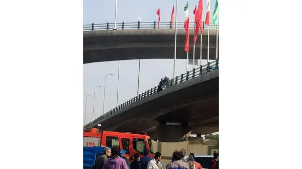 خودکشی نافرجام دختر قمی از روی پل + عکس