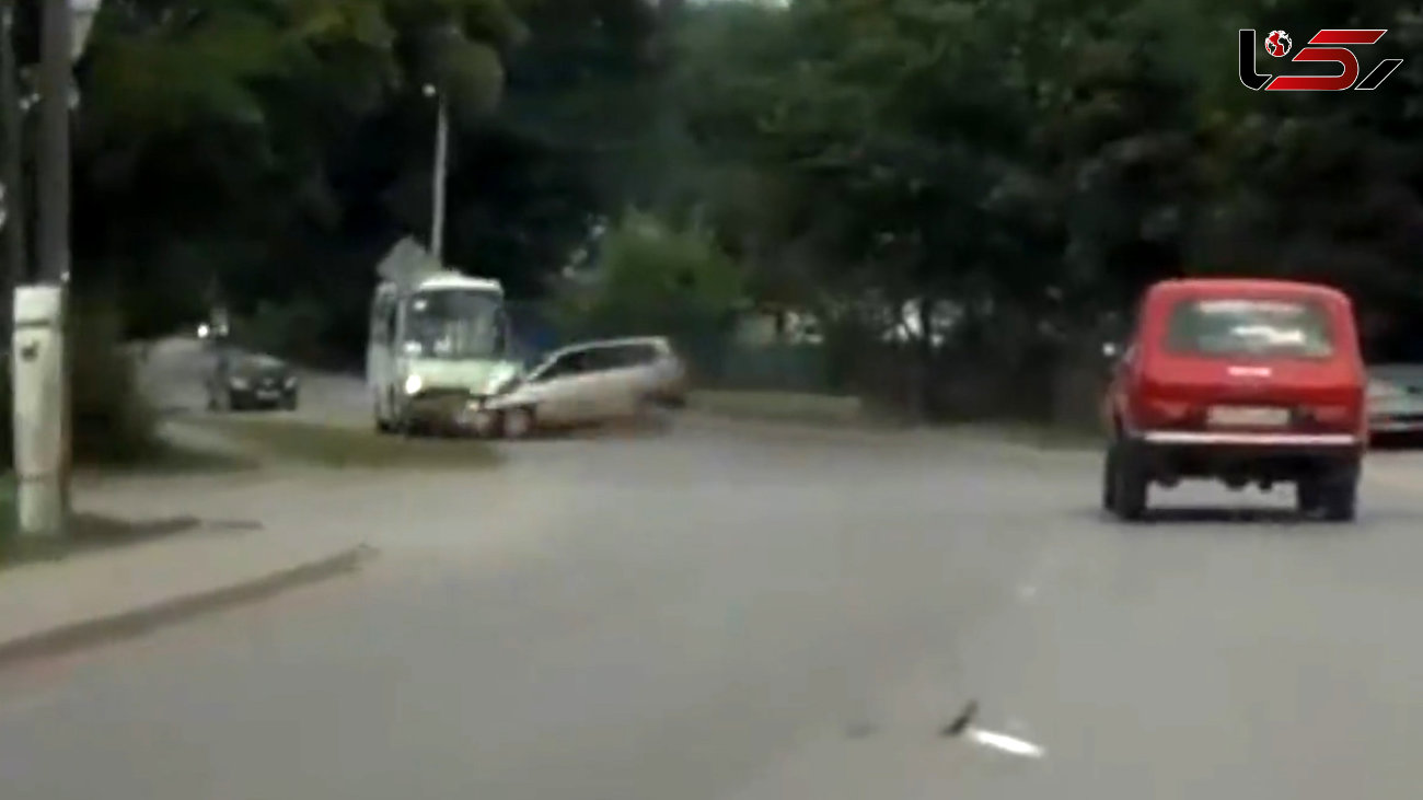 پرتاب شدن راننده دو خودرو هنگام تصادف با یکدیگر + فیلم این حادثه عجیب