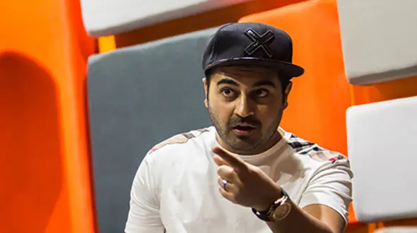 خواننده ای که متهم به تقلید از رضا صادقی شد +عکس