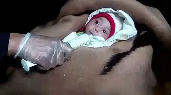 جزئیات رها شدن نوزاد پسر در بیابان های اصفهان + فیلم / کمپین کاربران اینترنتی برای یافتن خانواده این نوزاد به راه افتاد