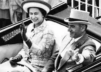 عکس  سفر در زمان  / «ملکه الیزابت و محمدرضا پهلوی» در حال بازدید از جواهرات سلطنتی ایران؛ سال 1339 / شگفت زدگی ملکه توی چشماش داد میزنه ...