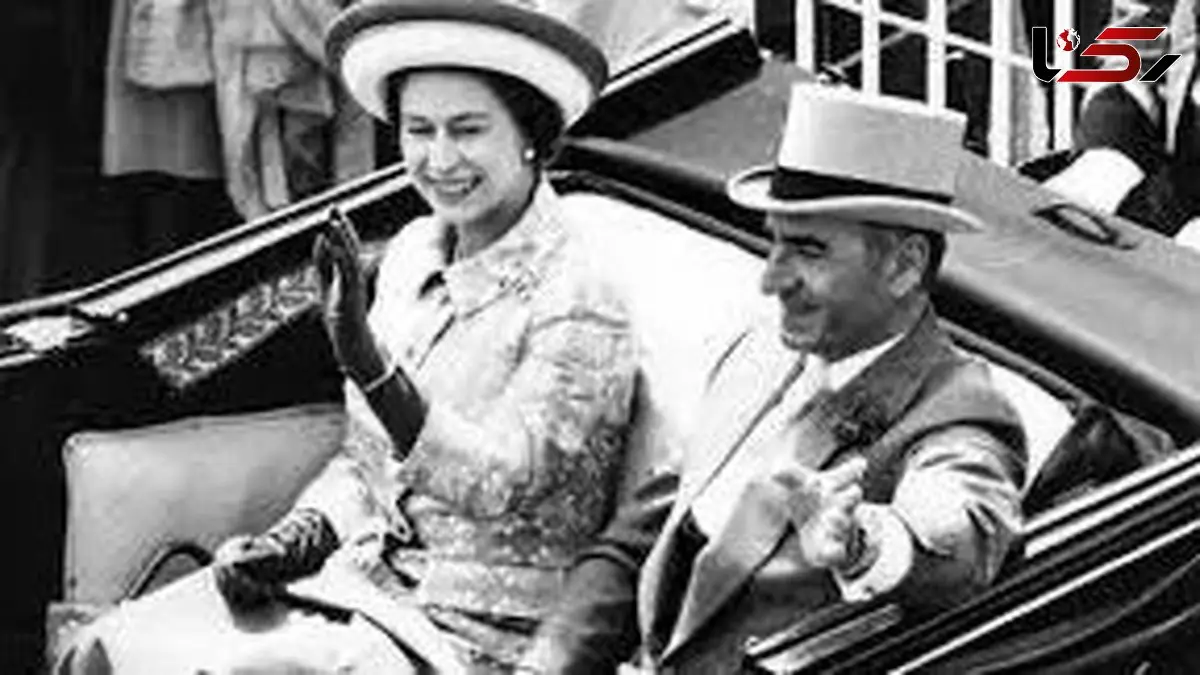 عکس  سفر در زمان  / «ملکه الیزابت و محمدرضا پهلوی» در حال بازدید از جواهرات سلطنتی ایران؛ سال 1339 / شگفت زدگی ملکه توی چشماش داد میزنه ...