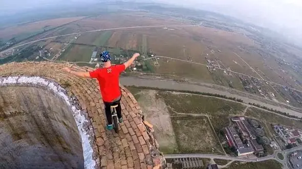 فیلم شیرین کاری عجیب در ارتفاع 256 متری + تصاویر