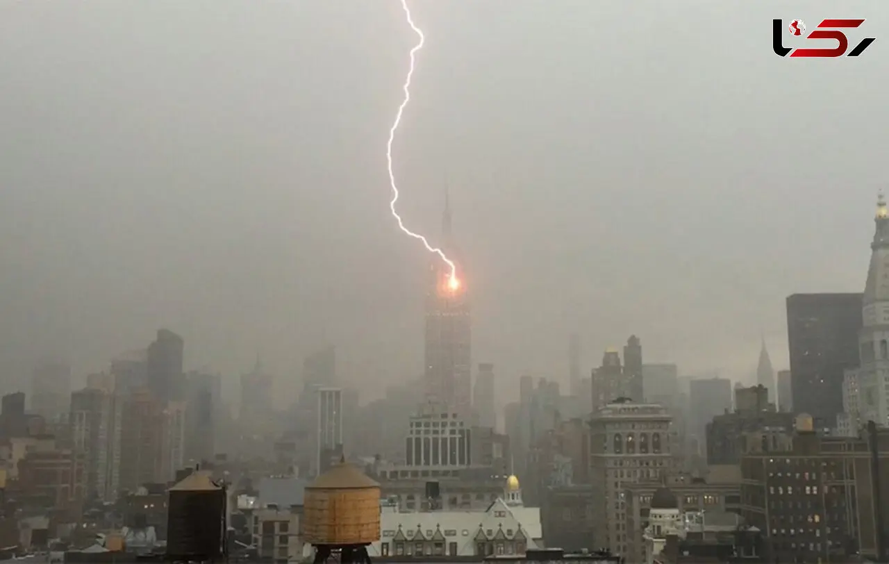 برخورد وحشتناک رعد و برق به ساختمان بلند مرتبه+فیلم و عکس
