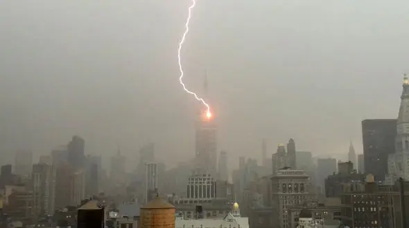 برخورد وحشتناک رعد و برق به ساختمان بلند مرتبه+فیلم و عکس