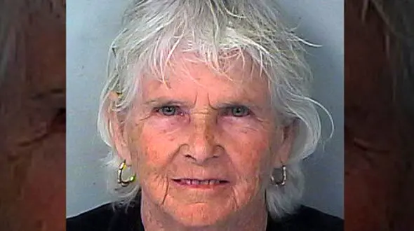 دزدی جنجالی موتوسیکلت از سوی زن 74 ساله + عکس