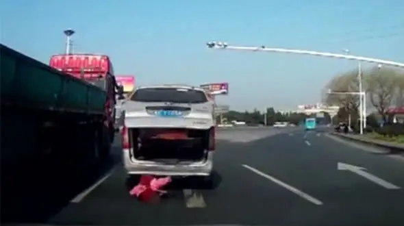 فیلم لحظه نجات خوشانس ترین کودک در وسط بزرگراه+تصاویر