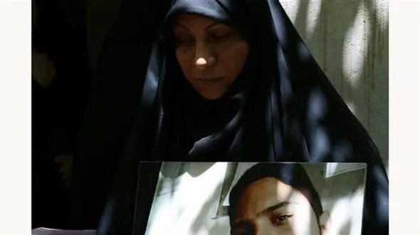 اقدام بزرگ مادر شهید دهقان اناری ! /  سر مزار سردار سلیمانی قاتل بخشیده شد !